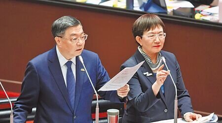 針對全民普發現金1萬元議題,行政院長卓榮泰(左)、財政部長莊翠雲(右)3日在立法院答詢表示,只要立法院三讀通過特別預算,行政院就可以在1個月內發放。(姚志平攝)