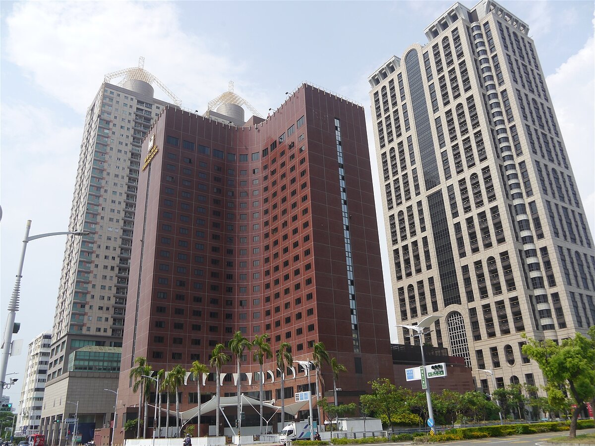 高雄國賓飯店位處愛河畔,目前已經結束營業,近日因重建案容積率引發外界關注。記者徐白櫻/攝影