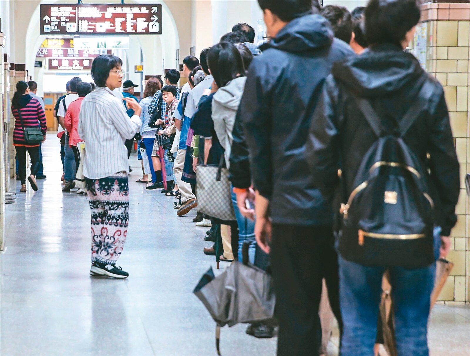 不少名醫一診難求,也衍生出代掛號商機,不過衛福部提醒,代掛恐違反醫療法,最高罰廿五萬元。圖為掛號示意圖。本報資料照片