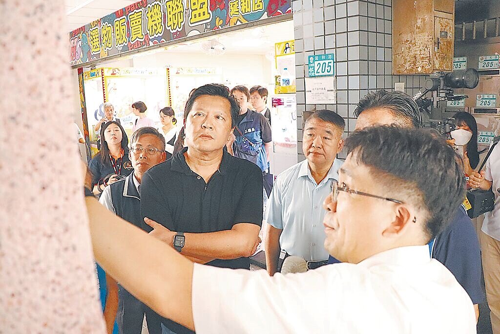 新北市副市長朱惕之(左一)3日視察土城「台北一家親社區」,近日補強工程完工,成為全台第一件完成耐震補強工程的紅單住宅。圖/新北市工務局提供