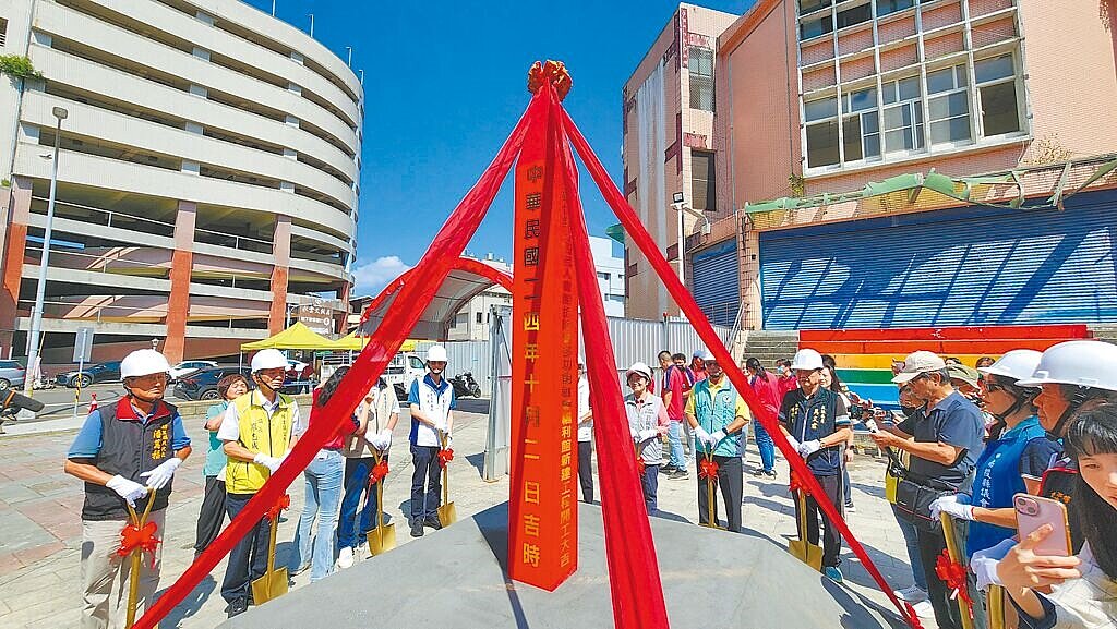 仁愛公園將新建「多功能社會福利館」,埔里鎮長廖志城(前左二)等人2日持金鏟鏟土象徵開工。圖/埔里鎮公所提供