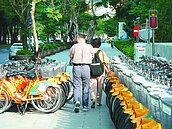 YouBike備用車擋道　行人反彈