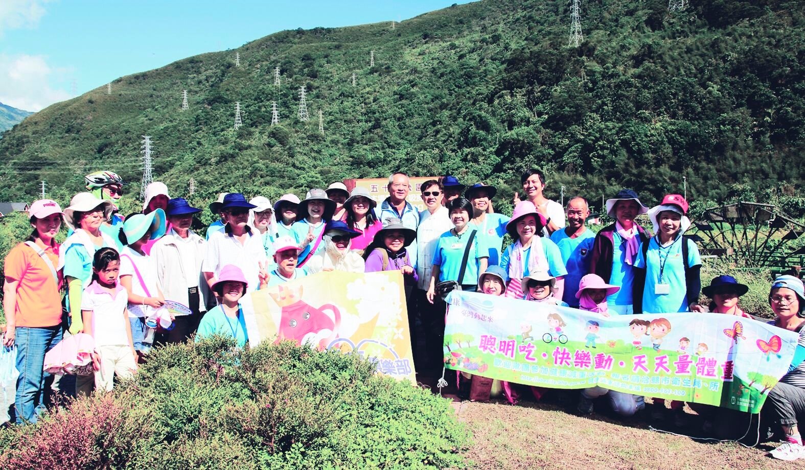 莫那‧瓦旦、吳綿花與保健志工隊一起主持揭牌儀式。(截自更生日報,記者吳建衛╱攝影)