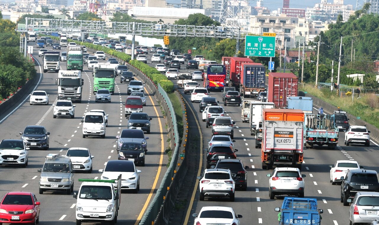 中秋節連假第2日,預估國道交通量為115百萬車公里,為平日年平均(92百萬車公里)的1.3倍,其中北向交通量可達59百萬車公里,為平日年平均的1.3倍。記者黃仲裕/攝影
