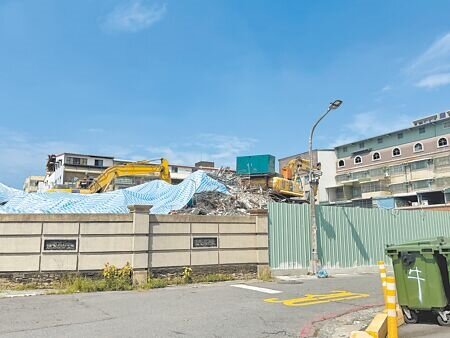 高雄市接連傳出盜採砂石、傾倒廢棄物案,現在又有民眾發現,三民區明誠一路上也有工地堆置2層樓高的廢棄物。(紀爰攝)