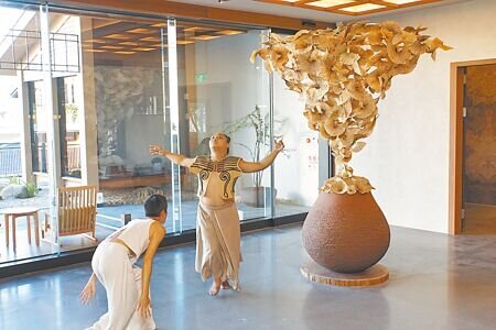 
四重溪溫泉村設計共創計畫成果發表，排灣族藝術家峇岦嵐偲．旮札涅藍（右）在他的作品「燕歸來·再歸來」旁輕舞。（羅琦文攝）
