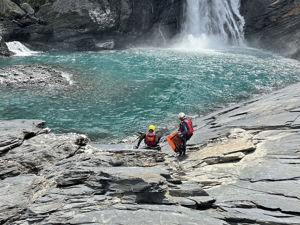 屏東縣瑪家鄉「沙拉灣」瀑布近10年發生4件溺水釀6死,圖為昨天救援情況。圖/記者劉星君翻攝