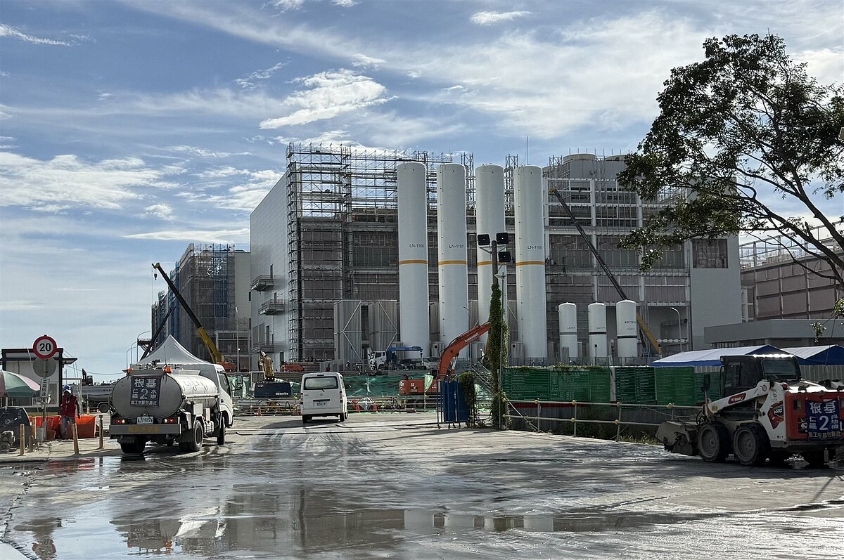 台積電嘉義廠工地再傳意外，一輛砂石車失控衝撞工程圍籬，波及流動廁所釀1女受傷。圖／聯合報系資料照
