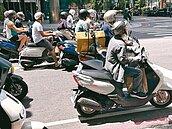 北市規畫路口設遮陽傘　路人停等紅燈免「烤肉」