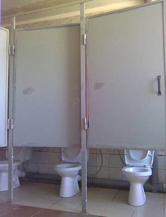遮不住的廁所門（圖片來源Metro網站）