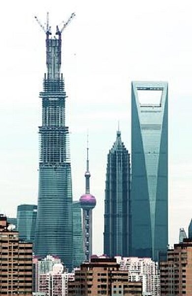 中國各地興起競蓋摩天大樓的熱潮,預計到2020年時,全球最高的10座摩天大樓,將有6座是出現在中國大陸。圖中自左至右為上海中心、金茂與金融中心。(截取自聯合新聞網)