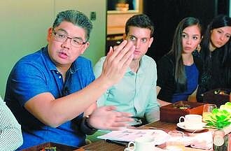 國民黨台北市參選人連勝文(左)與在外僑對談,傾聽他們對台北市的想法與建言。(圖/截自聯合報)