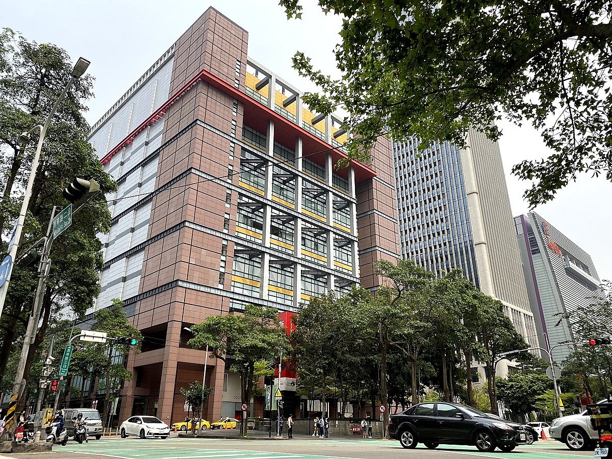 台中新光三越中港店恢復營業，象徵七期百貨核心商圈的復甦，區域房地產也受惠。圖／好房網News記者林和謙／攝