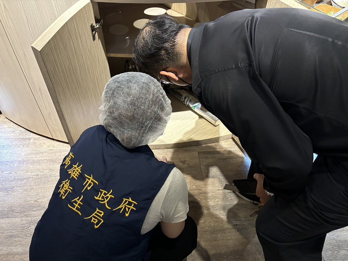 高雄夢時代9樓一家餐廳出現「蟑螂群」,業者坦承影片內容屬實,但衛生局人員查察沒有再發現蟑螂。圖/高市衛生局提供