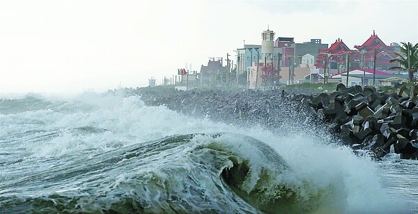 颱風接連形成,昨天在高雄蚵仔寮海岸一帶風浪很大,氣象局提醒民眾,近日避免從事海上活動。 圖/劉學聖