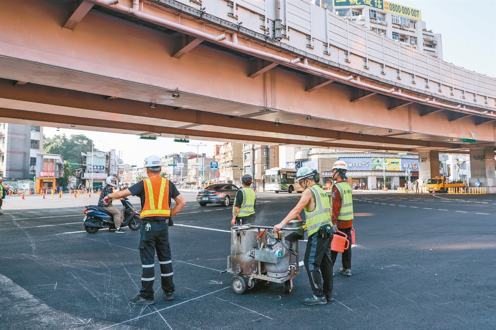 公館圓環拆除及地下道填平後通車，施工單位昨趕製標線。記者曾原信／攝影 