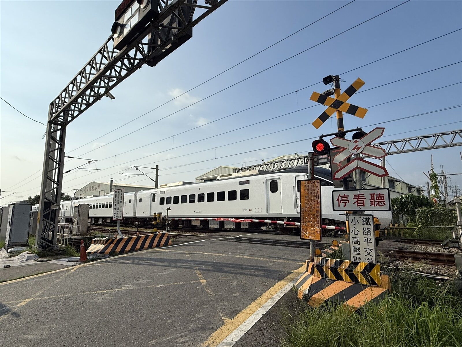 高市交通局明年啟動鳳山至九曲堂鐵路立體化可行性研究,預計拆除沿路3座陸橋和一處鐵路平交道。圖為鳳屏二路平交道。記者宋原彰/攝影