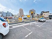 路邊停車格　設在出入口成奇景