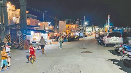 
台東縣蘭嶼鄉林姓男教師夜間騎車時，因路燈不亮且岔路無護欄，誤墜河床身亡。家屬求償1272萬元，台東地院認定縣府及鄉公所管理有疏失，但死者過失責任達7成，最終判賠32.8萬元。蘭嶼環島公路示意圖。（蕭嘉蕙攝）
