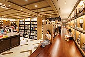 誠品松菸書店重現敦南店坐讀階梯　書迷：「熟悉的感覺回來了！」