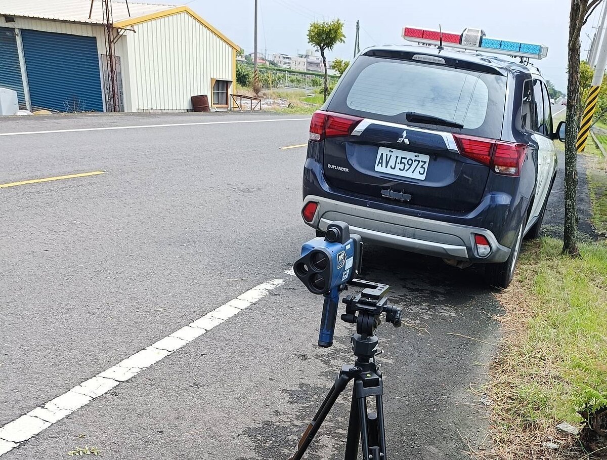 台南市172甲線為聯絡後壁區與白河區重要道路,平時車流量不小,為使用路人培養自我管理車速、依速限行駛等防禦駕駛習慣,白河警方盤點轄內事故率,會同養護機關設置「警52」,也彙整公布更新聯外、山區道路測速點,10月起將日夜不特定時段、不定點」方式執行測速。圖/白河警方提供