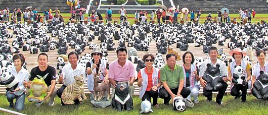 紙貓熊大軍現身中興新村大操場,吸引大批民眾爭睹拍照。記者紀文禮/攝影
