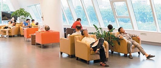 位於台中的國立公共資訊圖書館,暑假吸引許多民眾入內吹免費冷氣,還有人索性靠在沙發上睡覺。記者黃士航/攝影