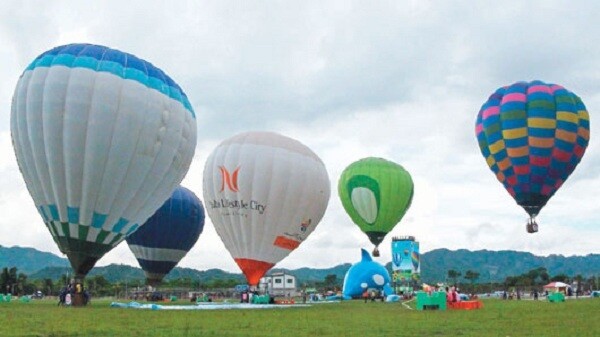 2014花蓮翱翔季昨天試營運，傍晚時分，5個熱氣球成功升空。（記者邱立雅／攝影）