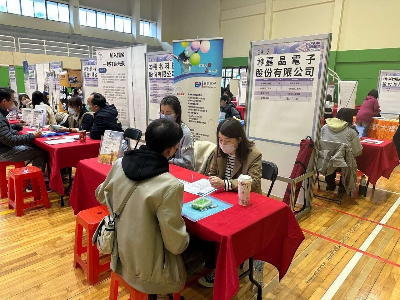 該場活動除就業媒合外,特別為新鮮人規劃「面試・上班必備妝容」就業準備課程。圖:桃竹苗分署提供