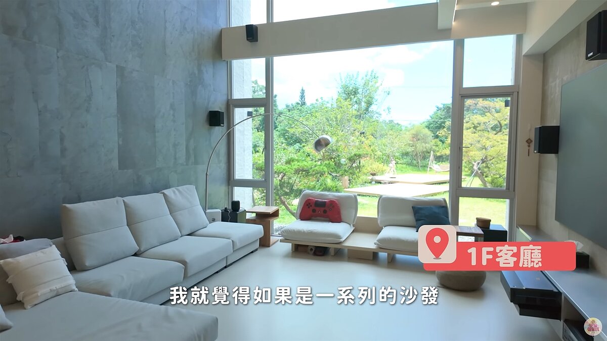 謝依霖表示光是客廳就有70坪。圖／截自YouTube頻道《神仙補習班》
