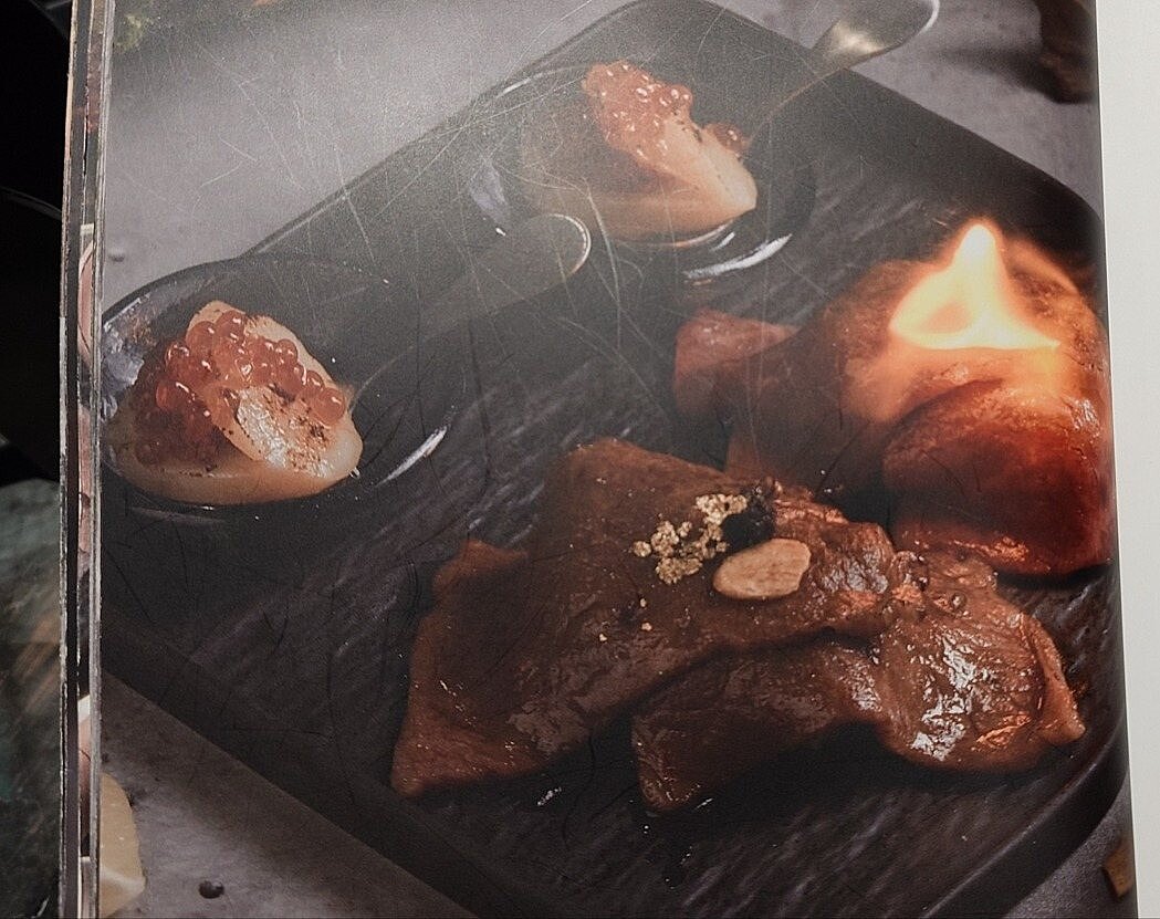 知名燒肉品牌「森森燒肉」新竹清大店,被查獲日本和牛炙燒壽司使用依法不可使用在糕餅類以外的「細雪金箔」作為著色劑。圖/食藥署提供