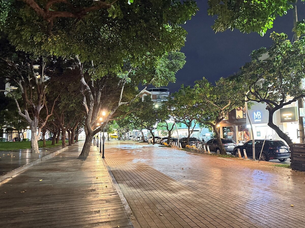 此次改善市民廣場夜間燈光環境,提升更友善的行走空間。圖/台中市政府建設局提供