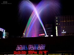 每日夜幕低垂，京都車站前的AQUA FANTASY彩色水舞就會啟動，歡迎所有前來京都的旅人們。