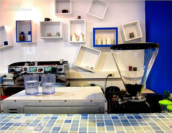 
3.	牆上的每一個木箱，都是凡事自己的來的畫家老闆自己動手做的。