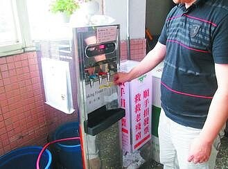 基隆市環保局為確保夏令期間校園飲用水安全,上月派員稽查市內140間學校的水質。記者黃捷/翻攝