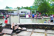 桃米親水公園戲水　見鐵釘木板堆池旁