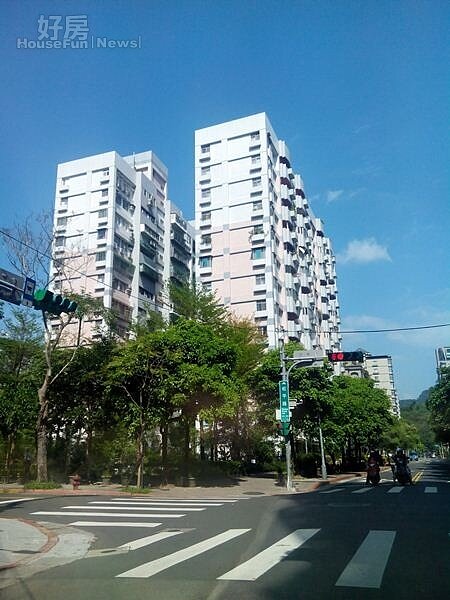 2遠望「世貿新城」,低調簡約的外觀設計,在信義計畫區評價頗高。