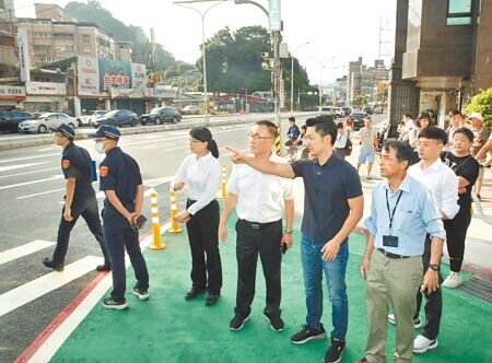 
台北市公館圓環拆除後，羅斯福路、基隆路口改為正交路口，台北市長蔣萬安（前排右二）昨前往視察。（陳君瑋攝）
