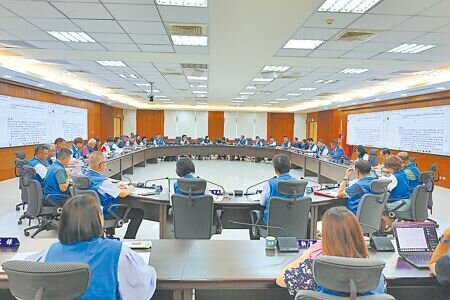 苗栗縣政為了避免遭指行政怠惰,由工商發展處訂立《電子遊戲場業設置自治條例》草案,9月30日在縣務會議上通過後提交縣議會審議。(謝明俊攝)