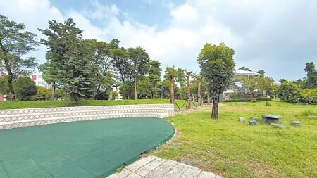 高市議員王義雄9月30日質疑,前鎮區翠亨北路親水公園兒童遊樂設施工程預算有貓膩,其中斥資78萬元的「兒童休憩區」卻完全沒有遊樂設施。(柯宗緯攝)