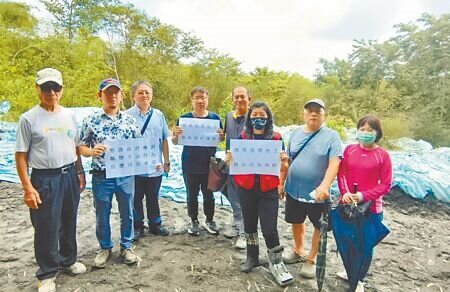 高雄馬頭山遭不法集團傾倒廢棄物,9月30日包括林姓地主(左四)與馬頭山自然人文協會長黃惠敏(右三)、三協里長劉文寶(右四)等人一同舉牌,呼籲政府勿讓真正的汙染者逍遙法外。(林雅惠攝)