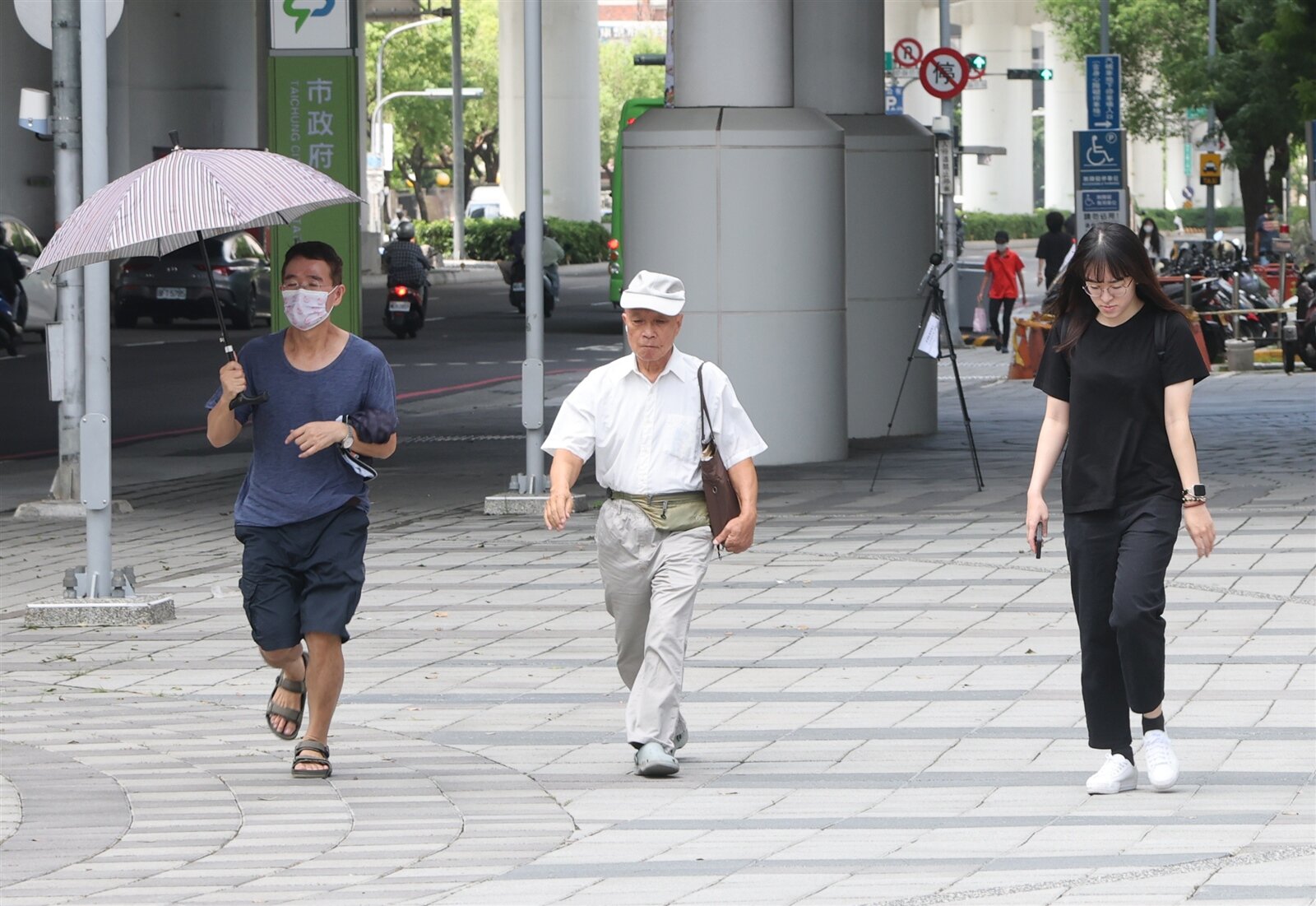 台中捷運市政府站屬於都市計畫範圍,根據計畫須要設置人行道退縮,因此站體到馬路間才會有較大範圍的空曠,僅最外側靠近馬路的人行道能種植行道樹。記者黃仲裕/攝影