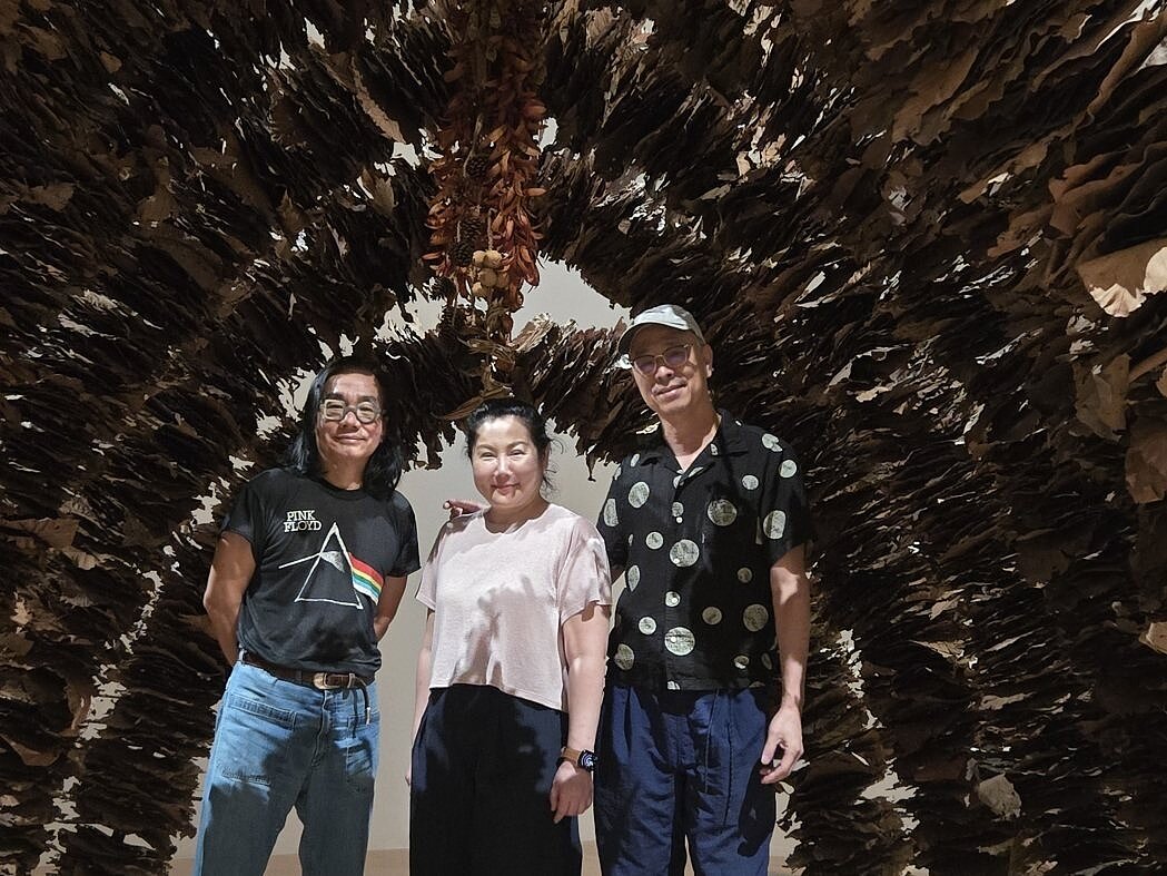 泰國建築師邦森(Boonserm premthada，左一)受邀來台，為新北美術館搭建一座「草藥教堂(medicine Chapel)」。中為邦森妻子，右為建築學者阮慶岳。圖／記者陳宛茜攝影