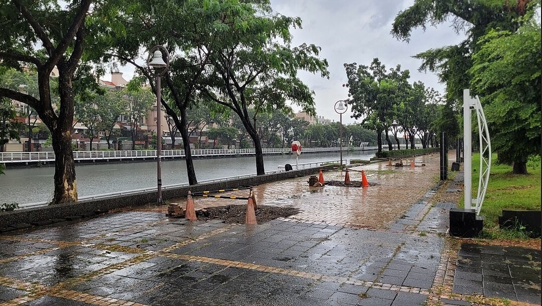 高雄市原住民故事館對面的親水公園臨近前鎮河,河道欄杆低矮,人行道旁又無樹籬,民代擔心安全性不足。圖/議員王義雄提供