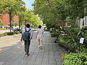 愈曬走愈快！實測捷運站外大批行人「步伐」揭驚人數據