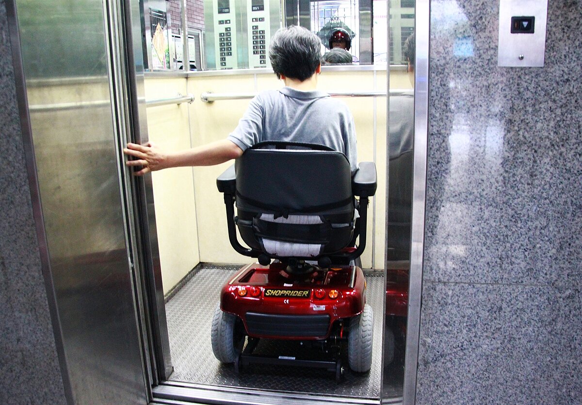 加裝電梯後,許多長者出門次數變多,示意圖。記者陳雨鑫/攝影