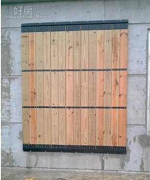 民宿通常有大片景觀窗,用木板封住是防颱必要的措施。(圖片截取自太鼎企業社)