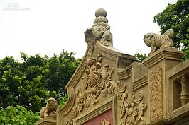 郭氏古宅最為人注意的，莫過於二樓中央上方一大片的西式浮雕。