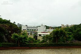 郭氏古宅隱身於山林之中。唯有前方視野較為開闊。