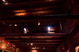 早期建築為了採光，將天花板開出一個紅磚大小的洞，貼上玻璃，讓屋子上方的光線可以進入，以增加室內亮度。。